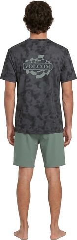 واقي Rashguard بأكمام قصيرة للرجال من Volcom - حماية من أشعة الشمس بعامل حماية من أشعة الشمس 50+، تحكم في الرطوبة سريع الجفاف، ستيلث، كبير in Kuwait