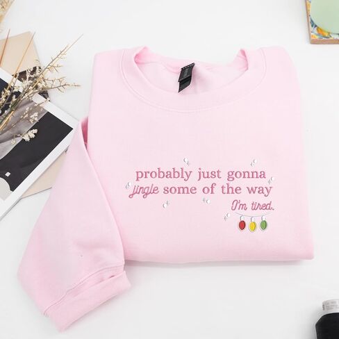 سويت شيرت COUPLEHOODIES مخصص لعيد الميلاد المجيد مطرز بالاسم على الأكمام - هدية مريحة للأم أو لها أو للعائلة in Kuwait