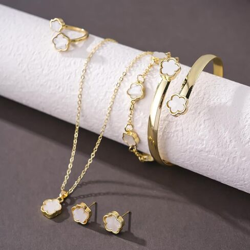 Sparkling Lucky Clover Jewelry Set for Women, Acrylic Bracelet, Earrings and Necklace Set, Four-Leaf Clover Design, Fashionable Elegant Gift for Her, Trendy Women’s Accessories in Kuwait