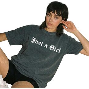 تي شيرت مصبوغ بالملابس على الطراز القوطي البسيط Just A Girl، تي شيرت برسومات إنجليزية قديمة عتيقة، قميص بيان Coquette كلاسيكي، هدية عيد ميلاد ناعمة لفتاة الجرونج البديلة، نمط Y2K متعدد in Kuwait