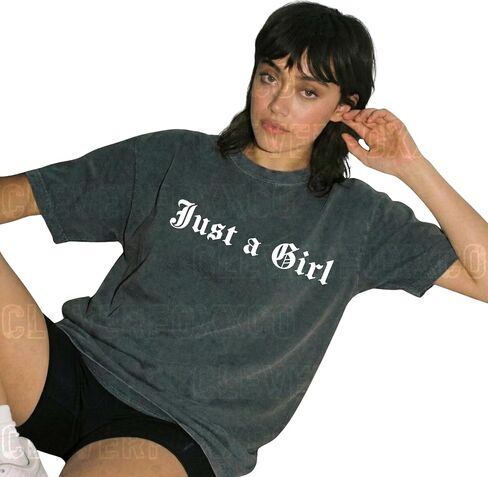 تي شيرت مصبوغ بالملابس على الطراز القوطي البسيط Just A Girl، تي شيرت برسومات إنجليزية قديمة عتيقة، قميص بيان Coquette كلاسيكي، هدية عيد ميلاد ناعمة لفتاة الجرونج البديلة، نمط Y2K متعدد in Kuwait