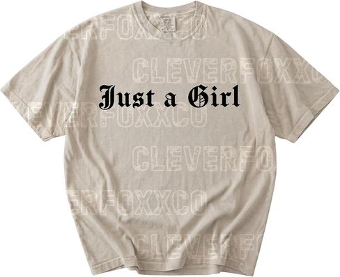 تي شيرت مصبوغ بالملابس على الطراز القوطي البسيط Just A Girl، تي شيرت برسومات إنجليزية قديمة عتيقة، قميص بيان Coquette كلاسيكي، هدية عيد ميلاد ناعمة لفتاة الجرونج البديلة، نمط Y2K متعدد in Kuwait
