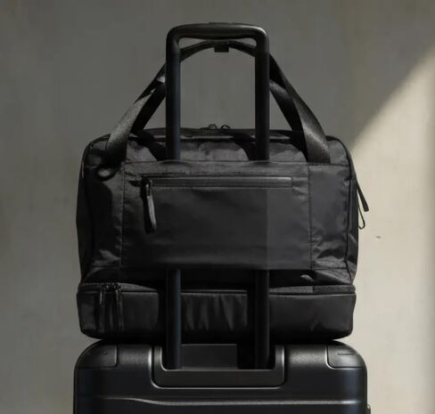 حقيبة Timbuk2 Mode لعطلة نهاية الأسبوع، حقيبة سفر للأغراض الشخصية، حقيبة حمل من النايلون مع حجرة للأحذية وحقائب عطلة نهاية الأسبوع للنساء والرجال، 32 لتر أسود in Kuwait