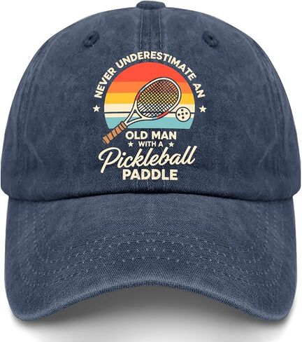 لا تقلل أبدًا من تقدير رجل عجوز يرتدي قبعة Pickleballs للرجال العتيق المغسول in Kuwait