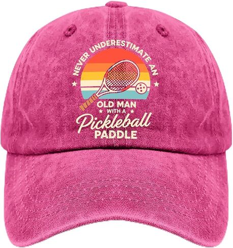 لا تقلل أبدًا من تقدير رجل عجوز يرتدي قبعة Pickleballs للرجال العتيق المغسول in Kuwait