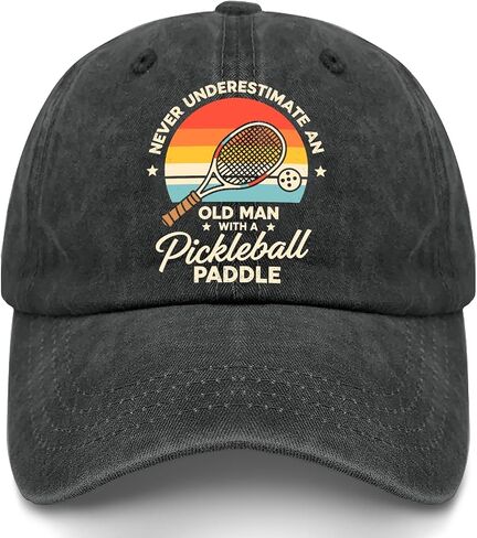 لا تقلل أبدًا من تقدير رجل عجوز يرتدي قبعة Pickleballs للرجال العتيق المغسول in Kuwait