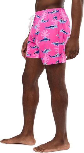 Chubbies The Great Pink Sharks 5.5 بوصة (سروال سباحة مبطن كلاسيكي) in Saudi Arabia