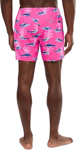 Chubbies The Great Pink Sharks 5.5 بوصة (سروال سباحة مبطن كلاسيكي) in Saudi Arabia
