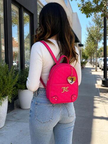 حقيبة ظهر نسائية صغيرة من Juicy Couture، حقيبة ظهر صغيرة من الجلد الصناعي بشعار منقوش مع حرف JC من حجر الراين، لمسة ساحرة على شكل قلب، حقيبة سفر يومية مدمجة (وردي فلاش) in Kuwait