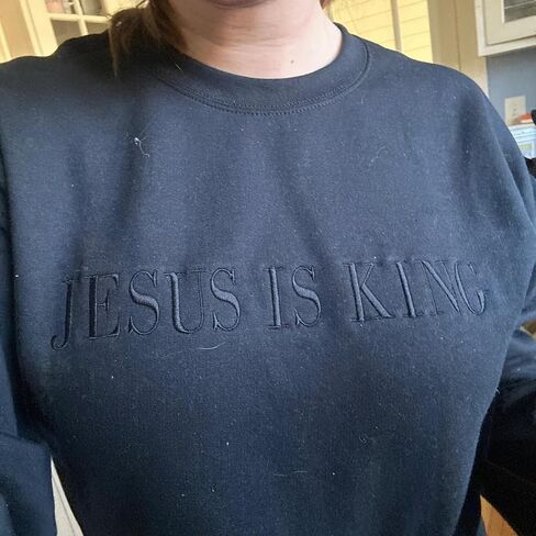 سويت شيرت COUPLEHOODIES Jesus Is King - هوديي بياقة دائرية مطرزة بالإيمان المسيحي هدية عيد ميلاد أو عيد الميلاد متعدد الألوان in Kuwait