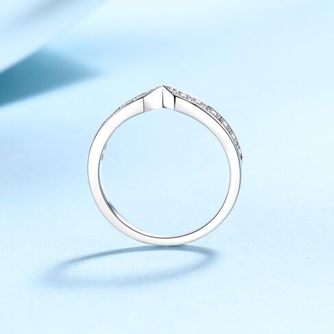 Statement 14K Gold Diamond Ring for Her, Striking 0.33 Carat Solitary Star Fish Tail Design with VVS1 D-Color Stones, Distinctive Band for Unique Personal Style in Kuwait