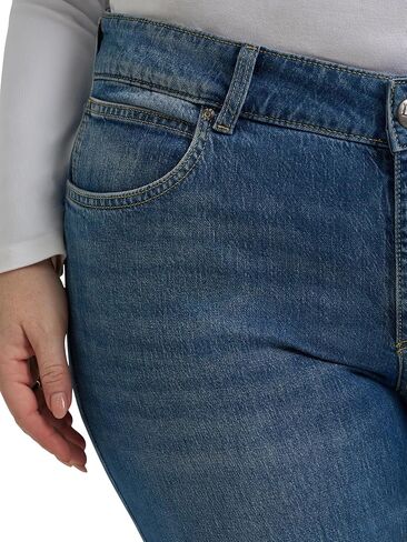 Lee Women's Plus Size Legendary 26" Straight Crop Jean in Kuwait