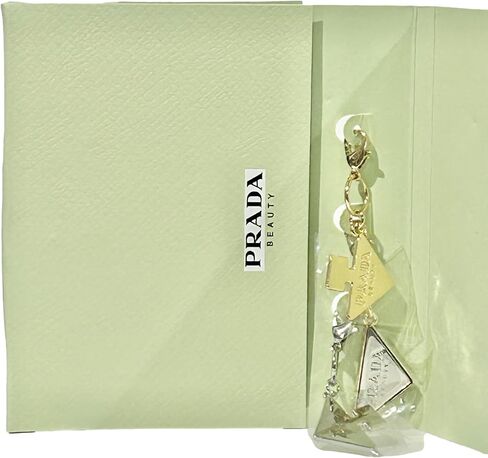 سحر صغير هدية بشعار معدني على شكل مثلث من Prada Beauty - يتضمن 3 تعليقات. مثالية لسلاسل المفاتيح والحقائب والقلائد (6260) in Kuwait