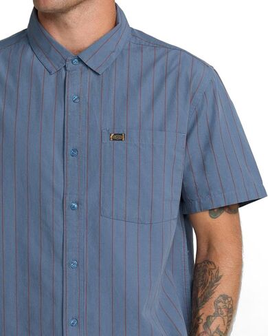 قميص RVCA Dayshift Workwear مخطط للرجال بأكمام قصيرة وأزرار سفلية - أزرق داكن عتيق in Kuwait
