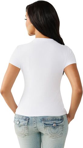 تي شيرت نسائي ذو رقبة دائرية كلاسيكي كريستالي من True Religion - مقاس نحيف، شعارات كريستالية، مظهر كاجوال ساحر in Kuwait