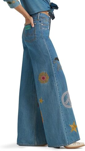جينز Wrangler النسائي X Lainey Wilson Cheeky واسع الساق in Kuwait