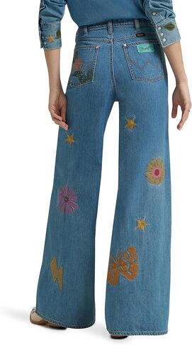 جينز Wrangler النسائي X Lainey Wilson Cheeky واسع الساق in Kuwait