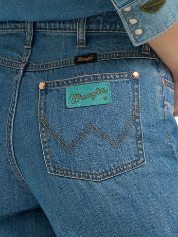 جينز Wrangler النسائي X Lainey Wilson Cheeky واسع الساق in Kuwait