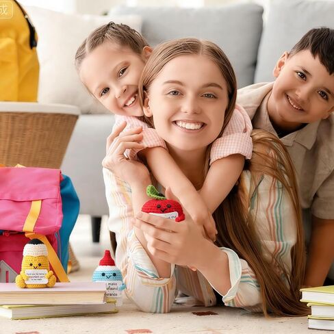 6 قطع من HunnmingRe هدايا تقدير لأسبوع المعلم، دمى كروشيه مع 6 بطاقات، دفتر ملاحظات محبوك، قلم رصاص للتلوين، دمى التفاح، مدرسة التخرج، شكرًا لك هدايا للنساء المعلم، نهاية العام، حفلة عيد ميلاد in Kuwait