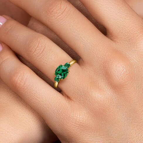 Gem Stone King 10K Yellow Gold Green Nano Emerald 3-Stone Engagement Ring For Women | 0.99 Cttw | Cushion 7MM and 3MM | Gemstone Birthstone | 3 Stone Wedding Anniversary Promise Ring in Kuwait