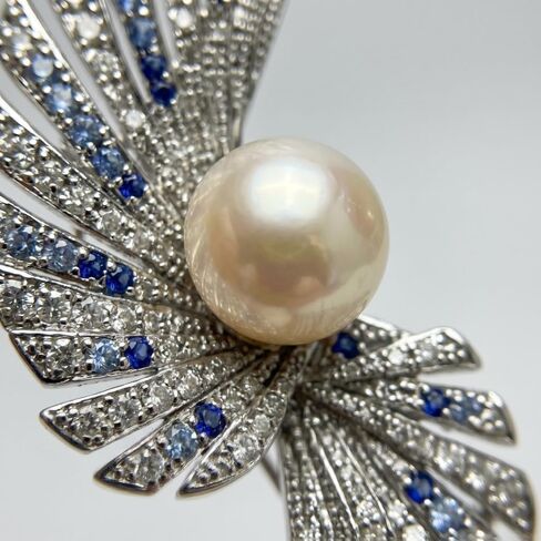 Winged Diamond Natural Freshwater True Pearl Brooch, Exuding a Natural Luster. Made of Copper Material with Zircon Accents, It Can also be Used as a Pendant, Versatile and Practical. It can be Used as a Fashionable Accessory for Suits, Dresses, Weddings,  in Saudi Arabia