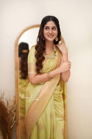 Women's Banarasi Soft Silk Saree With Golden Zari Border Unstitched Blouse Piece in Kuwait