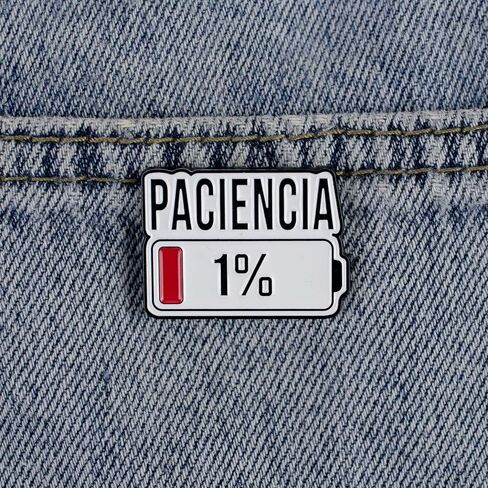 Paciencia انخفاض الصبر 1٪ دبوس المينا البطارية، مضحك الصبر السخرية شارة دبوس، شارة بروش الفكاهة الإسبانية الساخرة، بروش طية صدر السترة الفكاهة المظلمة الساخرة، هدية مضحكة لصديق زميل العمل الانطوائي، هدية نكتة مكتب، الملحقات نكتة البطارية الاجتماعية in Kuwait