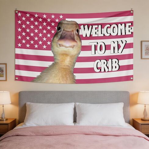 مرحبًا بك في علم My Crib Duck، نسيج بطة العلم الأمريكي الوردي، 5 × 3 أقدام | أعلام لغرفة النوم، أعلام للغرفة، ديكور حائط مضحك، ديكور غرفة النوم، مناسب للمساكن in Kuwait