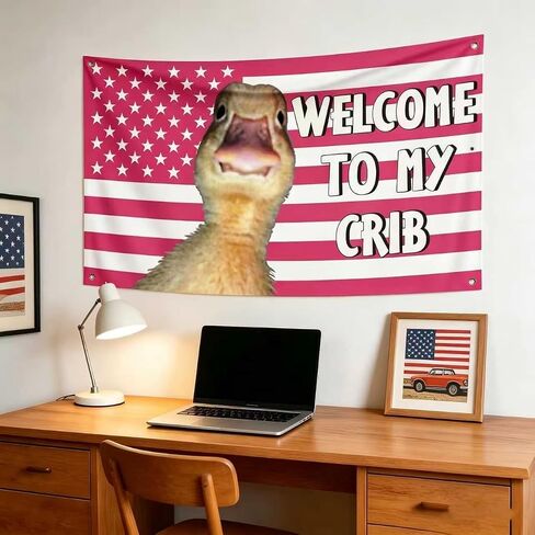 مرحبًا بك في علم My Crib Duck، نسيج بطة العلم الأمريكي الوردي، 5 × 3 أقدام | أعلام لغرفة النوم، أعلام للغرفة، ديكور حائط مضحك، ديكور غرفة النوم، مناسب للمساكن in Kuwait