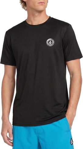 واقي من الشمس بأكمام قصيرة للرجال من Volcom - حماية من أشعة الشمس بعامل حماية من أشعة الشمس 50+، تحكم في الرطوبة سريع الجفاف، أسود متدرج، مقاس كبير in Kuwait