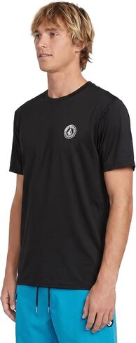 واقي من الشمس بأكمام قصيرة للرجال من Volcom - حماية من أشعة الشمس بعامل حماية من أشعة الشمس 50+، تحكم في الرطوبة سريع الجفاف، أسود متدرج، مقاس كبير in Kuwait
