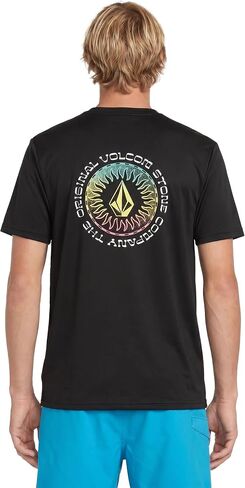 واقي من الشمس بأكمام قصيرة للرجال من Volcom - حماية من أشعة الشمس بعامل حماية من أشعة الشمس 50+، تحكم في الرطوبة سريع الجفاف، أسود متدرج، مقاس كبير in Kuwait