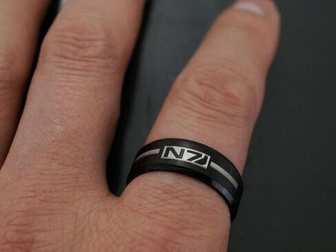 حلقة Mass Effect، بدلة قتالية N7، تنجستين أسود منقوش، حافة مشطوفة IP، شريط رمز شخصي لمحبي ألعاب الفيديو in Kuwait