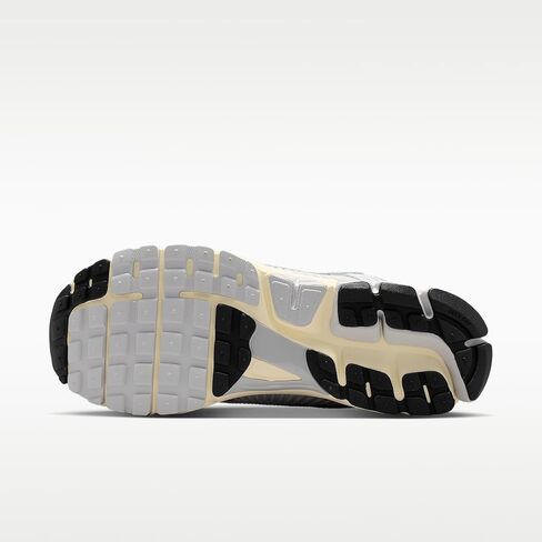 حذاء Nike Zoom Vomero 5 للرجال (رمادي ضبابي/فضي معدني/حليب جوز الهند/كروم) in Kuwait