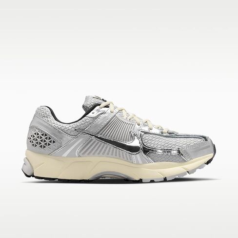 حذاء Nike Zoom Vomero 5 للرجال (رمادي ضبابي/فضي معدني/حليب جوز الهند/كروم) in Kuwait
