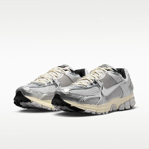 حذاء Nike Zoom Vomero 5 للرجال (رمادي ضبابي/فضي معدني/حليب جوز الهند/كروم) in Kuwait