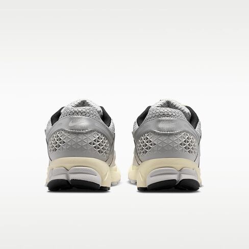 حذاء Nike Zoom Vomero 5 للرجال (رمادي ضبابي/فضي معدني/حليب جوز الهند/كروم) in Kuwait