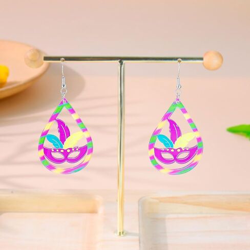 St. Patrick's Day Earrings for Women Shamrock Acrylic Dangle Earrings Green Drop Earrings Good Luck Jewelry Gift in Kuwait