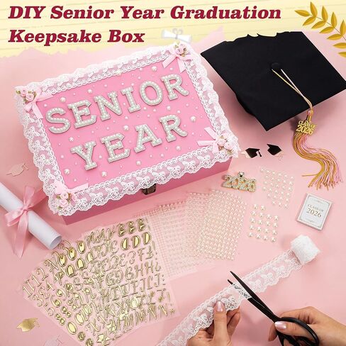 Yousoontic 2026 فئة من كبار التخرج DIY صندوق خشبي عدة صندوق تذكار خشبي كبير مع حروف لؤلؤية قوس دانتيل ورود لامعة الأبجدية والأرقام لؤلؤة الشارات هدية شخصية لها (وردي) in Kuwait