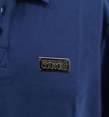 قميص بولو رجالي من VERSACE JEANS COUTURE بلون أزرق ستيل مع تفاصيل شعار معدني in Kuwait