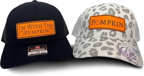 قبعة سائقي الشاحنات للأزواج - قبعات متطابقة "I'm with The Pumpkin" (عبوتان) - إكسسوار أزياء خريفي لطيف للأزواج in Kuwait