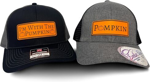 قبعة سائقي الشاحنات للأزواج - قبعات متطابقة "I'm with The Pumpkin" (عبوتان) - إكسسوار أزياء خريفي لطيف للأزواج in Kuwait