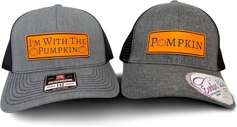 قبعة سائقي الشاحنات للأزواج - قبعات متطابقة "I'm with The Pumpkin" (عبوتان) - إكسسوار أزياء خريفي لطيف للأزواج in Kuwait