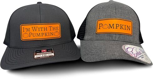 قبعة سائقي الشاحنات للأزواج - قبعات متطابقة "I'm with The Pumpkin" (عبوتان) - إكسسوار أزياء خريفي لطيف للأزواج in Kuwait