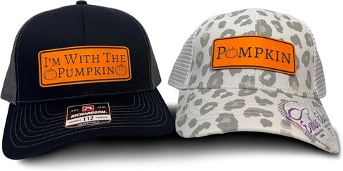 قبعة سائقي الشاحنات للأزواج - قبعات متطابقة "I'm with The Pumpkin" (عبوتان) - إكسسوار أزياء خريفي لطيف للأزواج in Kuwait