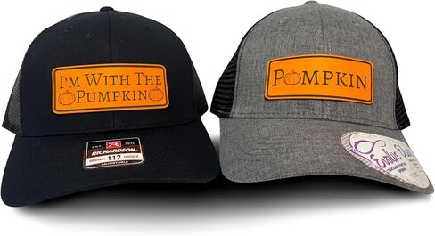 قبعة سائقي الشاحنات للأزواج - قبعات متطابقة "I'm with The Pumpkin" (عبوتان) - إكسسوار أزياء خريفي لطيف للأزواج in Kuwait