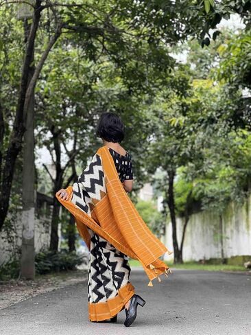 Women’s Soft Pure Cotton Ikat Print Saree – Black & White Zigzag Design With Mustard Border | Printed Sarees With Blouse Piece in Kuwait