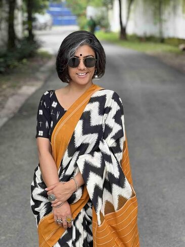 Women’s Soft Pure Cotton Ikat Print Saree – Black & White Zigzag Design With Mustard Border | Printed Sarees With Blouse Piece in Kuwait