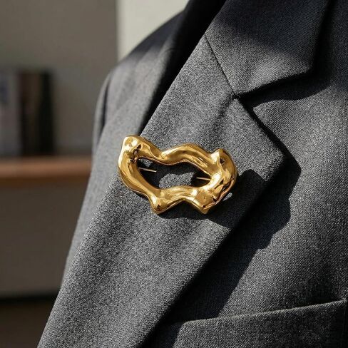 Gold Tone Statement Hollow Brooch for Women, Vintage Hammered Irregular Geometric Pin and Metallic Chest Accessory for Suits and Coats, Y2K Aesthetic Jewelry for Social Events in Saudi Arabia