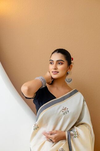 Elegant Cream Cotton Saree with Black Border and Embroidered Floral Design – Traditional Ethnic Wear for Women in Kuwait